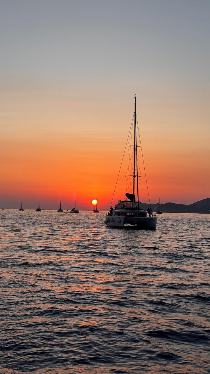 El sol cayendo sobre el mar Egeo
