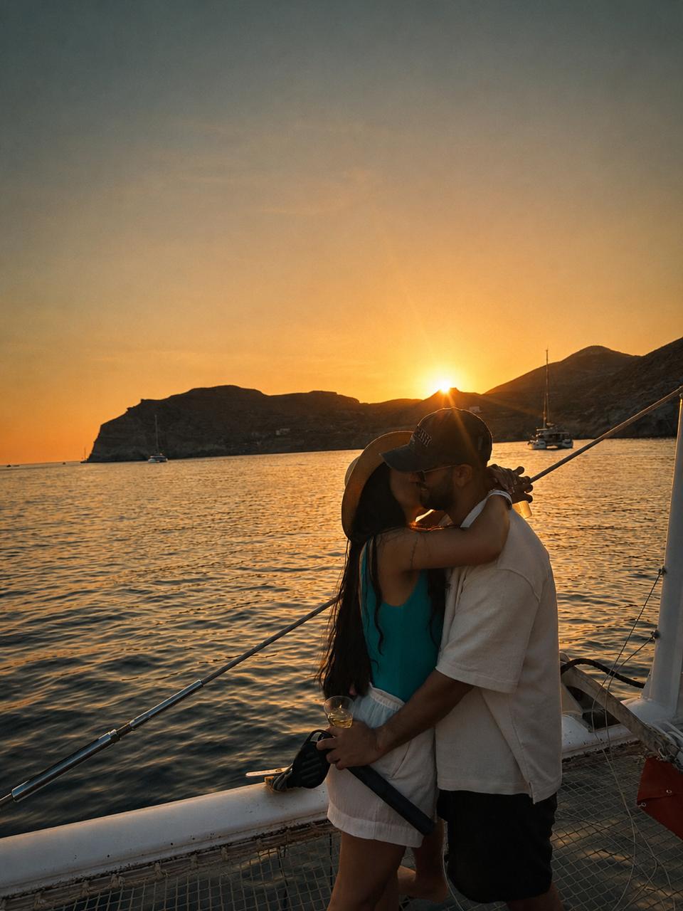 Un beso en el catamarán, contra el sol